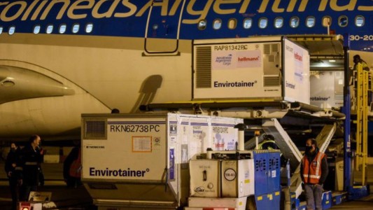 Llegaron al país 768.000 dosis de la vacunas Sinopharm contra el Covid-19