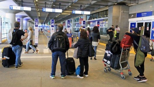 Rige la restricción de vuelos y el límite de ingreso diario de 600 argentinos