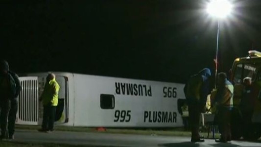 Volcó un micro en Ruta 2: dos fallecidos y al menos 20 heridos