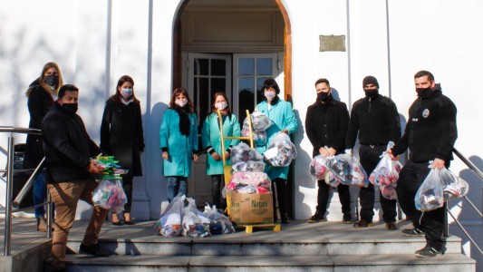 Mejor destino: entregan al Hospital Vilela juguetes y ropa recuperados de la venta ilegal