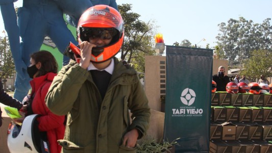 La ANSV entregó cascos y chalecos para motociclistas en Tucumán