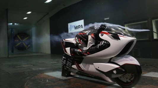 WMC250EV, la moto eléctrica que aspira a ser la más veloz del mundo, tiene un agujero en el medio