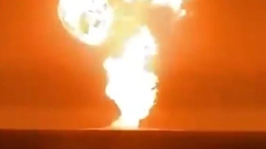 Impactante explosión causada por la erupción de un volcán de lodo en el mar Caspio