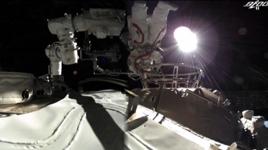 Dos astronautas realizaron la primera caminata espacial desde la nueva estación china Tiangong