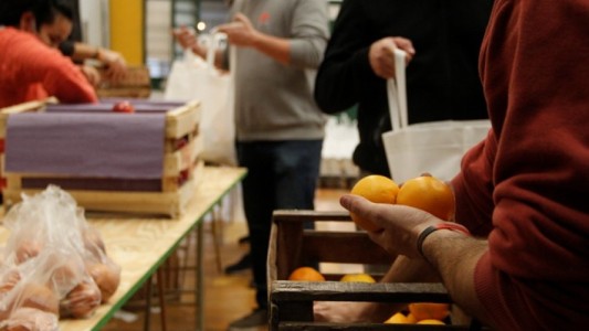 La UNR realizó una cena solidaria y colecta de abrigos