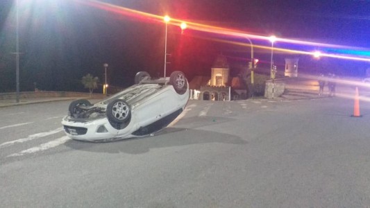 Mar del Plata: un conductor alcoholizado volcó en la costa y quiso escapar