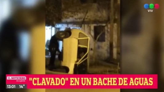 Un auto se incrustó en un pozo