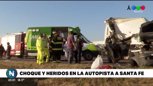 Violento choque entre una camioneta y un camión en la Autopista a Santa Fe