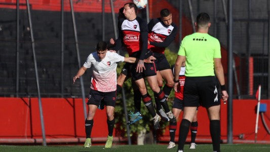 Gamboa repitió equipo en un amistoso ante la reserva y ya tendría los 11 para el debut