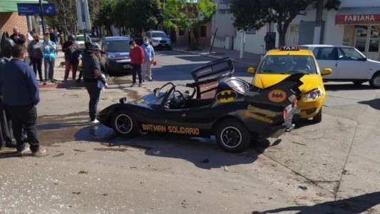 Chocó Batman en Córdoba: el batimóvil se estrelló contra un taxi en barrio San Vicente
