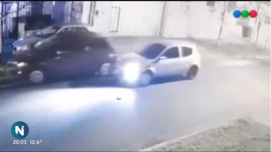 Chocó un auto estacionado y se dio a la fuga