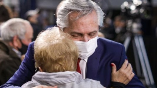 Alberto Fernández decretó duelo nacional por los 100.000 muertos