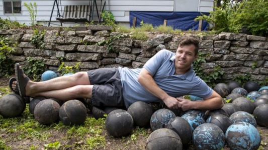 Un hombre encontró un cementerio de bolas de boliche en el jardín de su casa