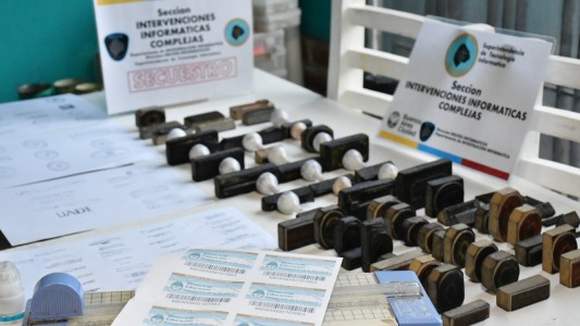 Detienen a dos hermanos que falsificaban títulos secundarios y universitarios: tenían 185 sellos apócrifos