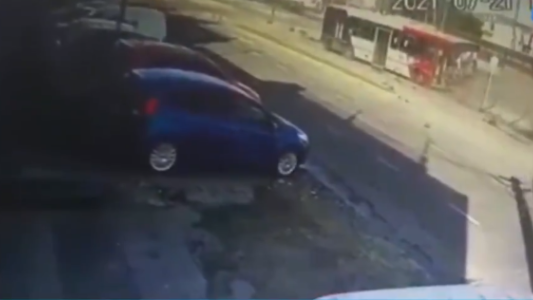 Impactante choque en el Metrobús de Haedo: se cruzó una camioneta del carril y un colectivo impactó contra el boulevard