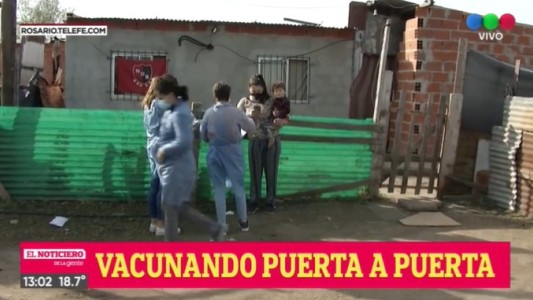 Personal de salud vacuna puerta a puerta en los barrios