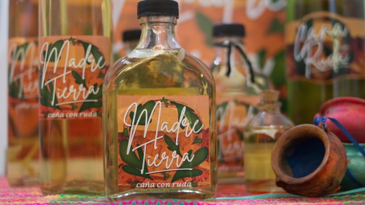 Emprendimientos locales ponen a la venta caña con ruda artesanal de producción propia