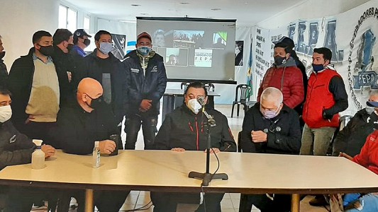 Los estibadores paran en repudio a la golpiza que recibieron dirigentes por pedir salarios más altos