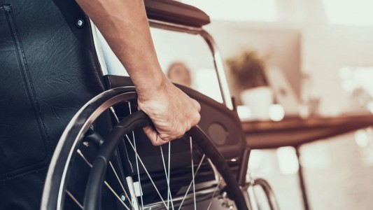 Personas en sillas de ruedas protestan contra los microdepartamentos