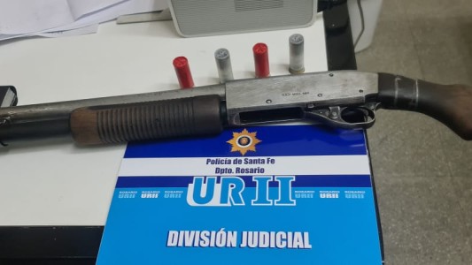 Detuvieron a un hombre que llevaba un arma de guerra en su auto de alta gama