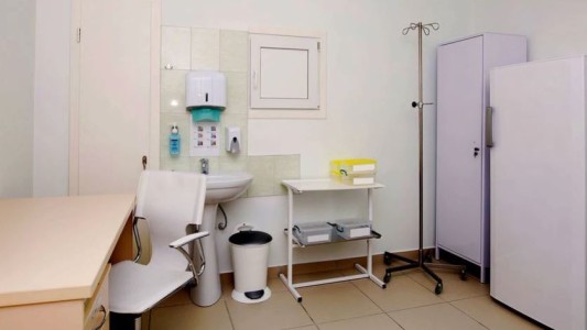 Clausuran un consultorio clandestino por ejercicio ilegal de la medicina