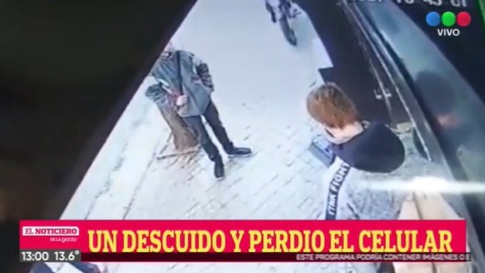 Impunidad total: un motochorro arrebató un celular en plena luz del día y todo quedó filmado