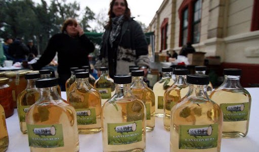 Todo listo para los rituales: la caña con ruda y ofrendas a la Pachamama