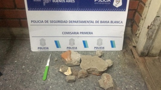 Atacaron a piedrazos a los policías que desalojaban una fiesta clandestina: 3 detenidos