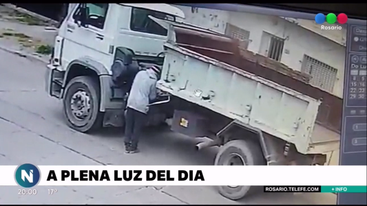 En pleno día y a la vista de todos, robaron la batería de un camión