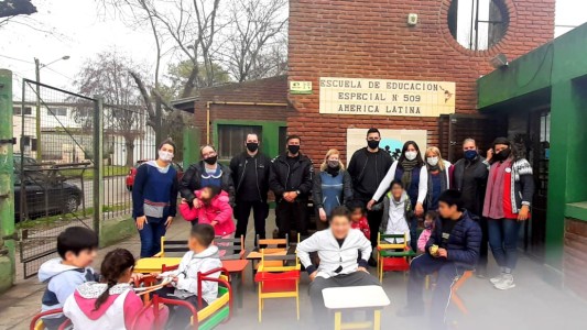 Desde una cárcel donaron mesas, sillas y una repisa para una Escuela Especial