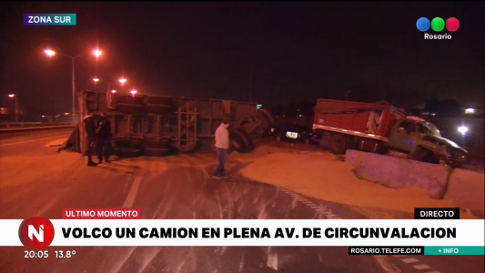 Volcó un camión con 30 toneladas de soja en Circunvalación