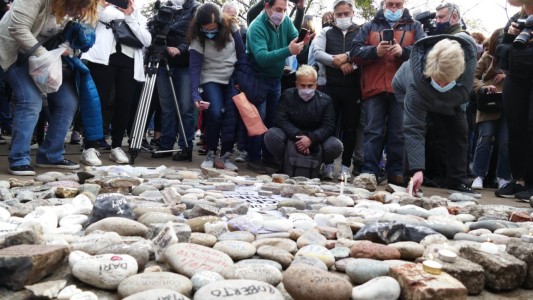 Marcha de las piedras: en Olivos y la Casa Rosada recordaron a las víctimas del coronavirus