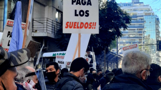 Marchan trabajadores camioneros y mercantiles por pago de sueldos en Garbarino