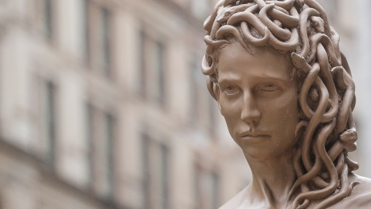Escultura ícono del #metoo espera nuevo destino