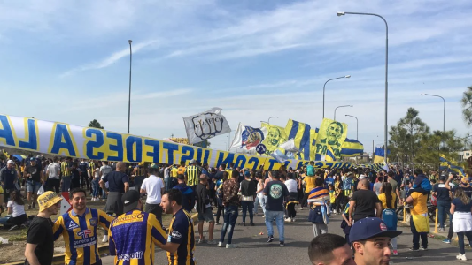 Hinchas de Central fueron al aeropuerto para demostrarle apoyo al plantel canalla