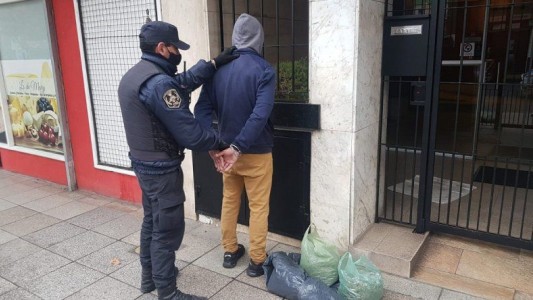 Detienen a peluquero que ofreció hacerle un "book" a una joven y la grabó cuando se cambiaba