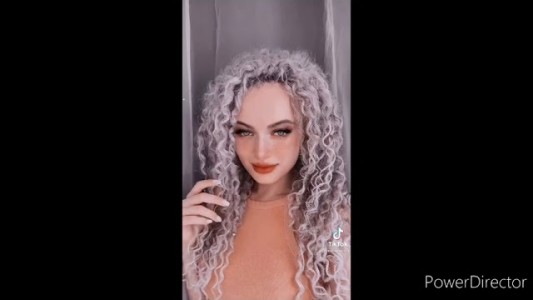 Video: una mujer se hace viral por caminar como los personajes de GTA