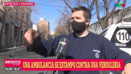 Una ambulancia chocó y se incrustó en una verdulería: milagrosamente no hubo heridos