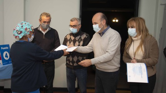 Javkin destacó el trabajo de vacunadoras y vacunadores en su día