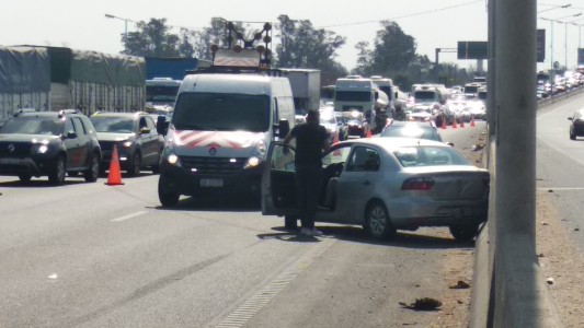 Siniestro vial en circunvalación entre 2 automóviles a la altura de Av Pte Perón