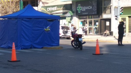 Una joven de 18 años murió al caer de la moto e impactar contra una columna de luz