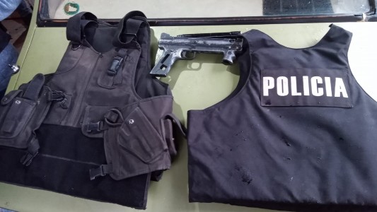 Drogas, armas e indumentaria policial: el saldo de múltiples allanamientos por robos a viviendas en Rosario