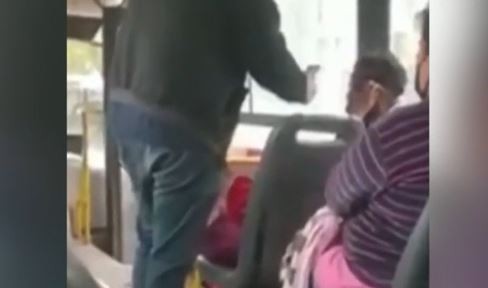Video: Un pasajero arrojó del colectivo a un joven que no quiso colocarse el barbijo