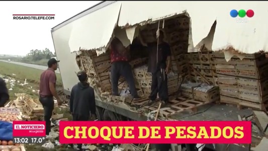 Brutal siniestro entre dos camiones en la autopista Rosario-Santa Fe