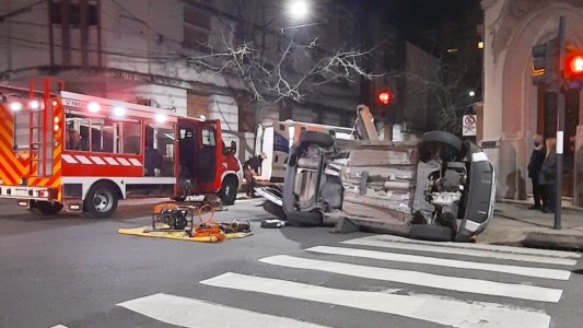 Impresionante choque y vuelco en España y Tucumán