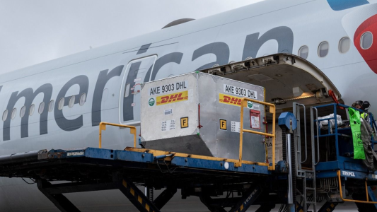 Llegó al país el primer lote de Pfizer con 100 mil vacunas contra el coronavirus