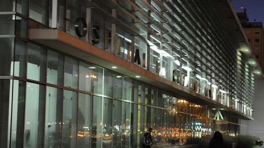 Balearon en la puerta de su casa a plena luz del día y está grave