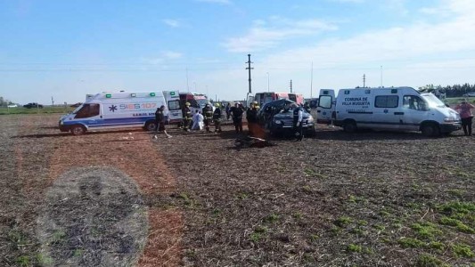 Fuerte choque entre un camión y una camioneta dejó tres heridos, uno de gravedad