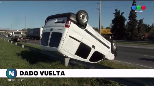 Vuelco en Circunvalación, con un vehículo dado vuelta, pero sin lesionados