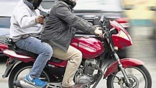 Motochorros balearon a un joven de 21 años en República de la Sexta tras robarle el celular